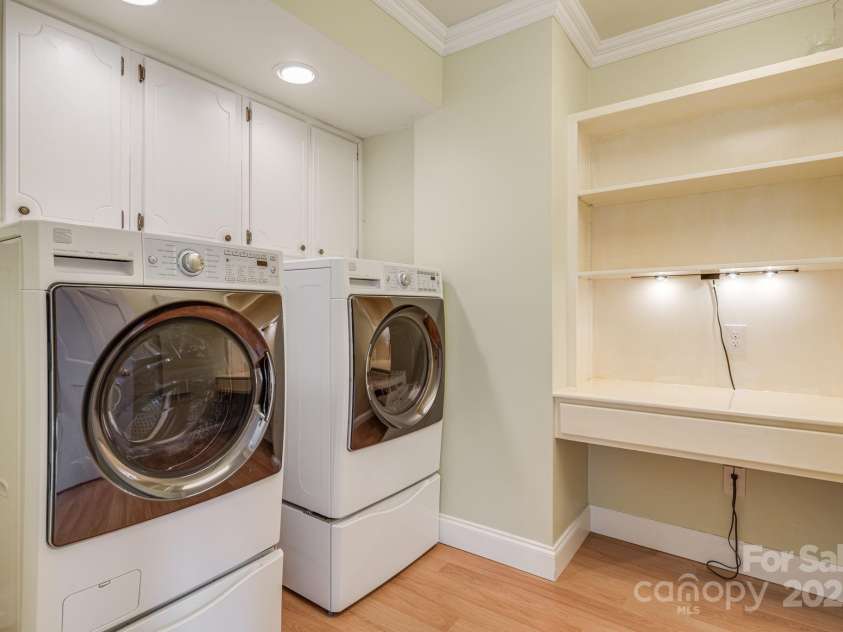 16 Ridgeview Drive, Asheville, NC 28804.  MLS# CAR4245815, YatesRealty ID 12417. Walk-in Laundry room/ Office