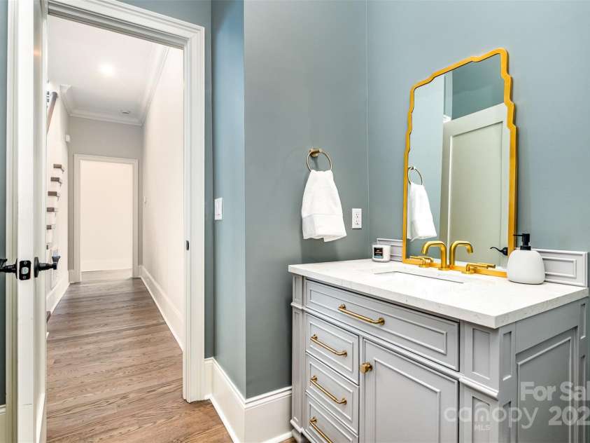 4021 Nettie Court, Charlotte, NC 28211.  MLS# CAR4250089, YatesRealty ID 12418. Powder Room - For Representation