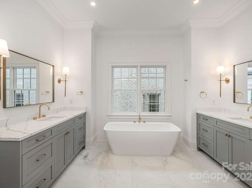 4021 Nettie Court, Charlotte, NC 28211.  MLS# CAR4250089, YatesRealty ID 12418. Primary Bathroom - For Representation