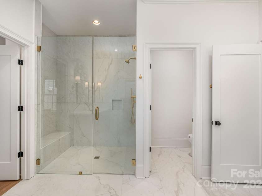 4021 Nettie Court, Charlotte, NC 28211.  MLS# CAR4250089, YatesRealty ID 12418. Primary Bathroom - For Representation