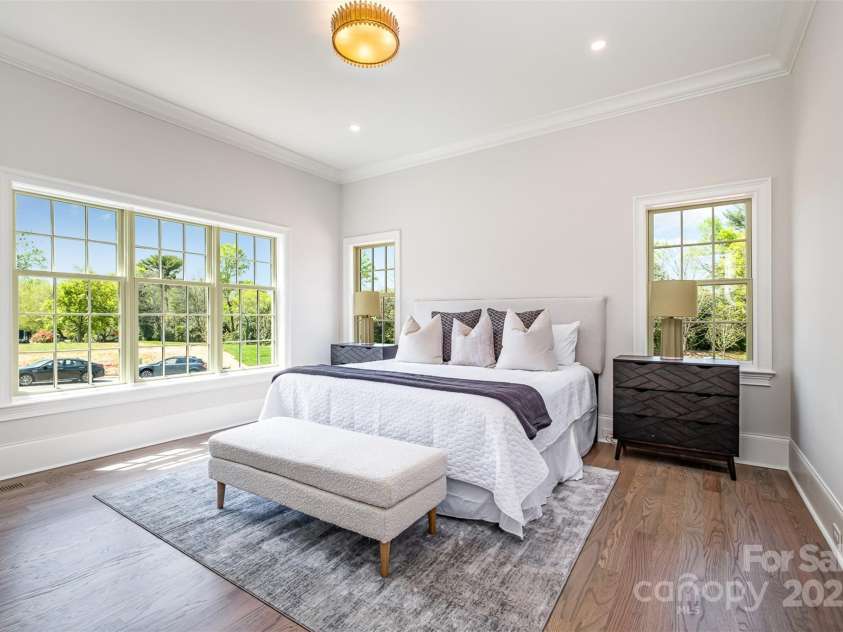 4021 Nettie Court, Charlotte, NC 28211.  MLS# CAR4250089, YatesRealty ID 12418. Primary Bedroom on Main - For Representation