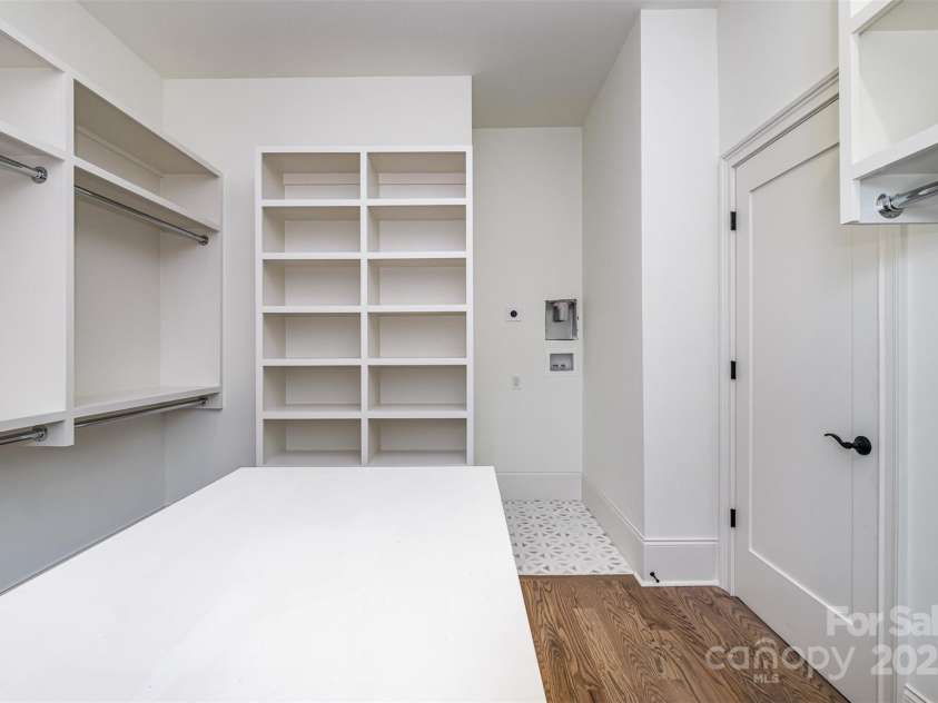 4021 Nettie Court, Charlotte, NC 28211.  MLS# CAR4250089, YatesRealty ID 12418. Primary on Main Closet - For Representation