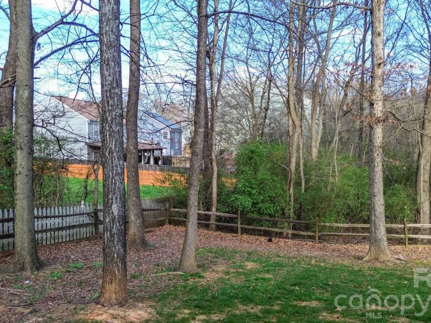 2816 Robyns Glen Drive, Charlotte, NC 28269.  MLS# CAR4340315, YatesRealty ID 12419. 
