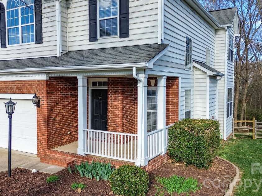2816 Robyns Glen Drive, Charlotte, NC 28269.  MLS# CAR4340315, YatesRealty ID 12419. Front Porch