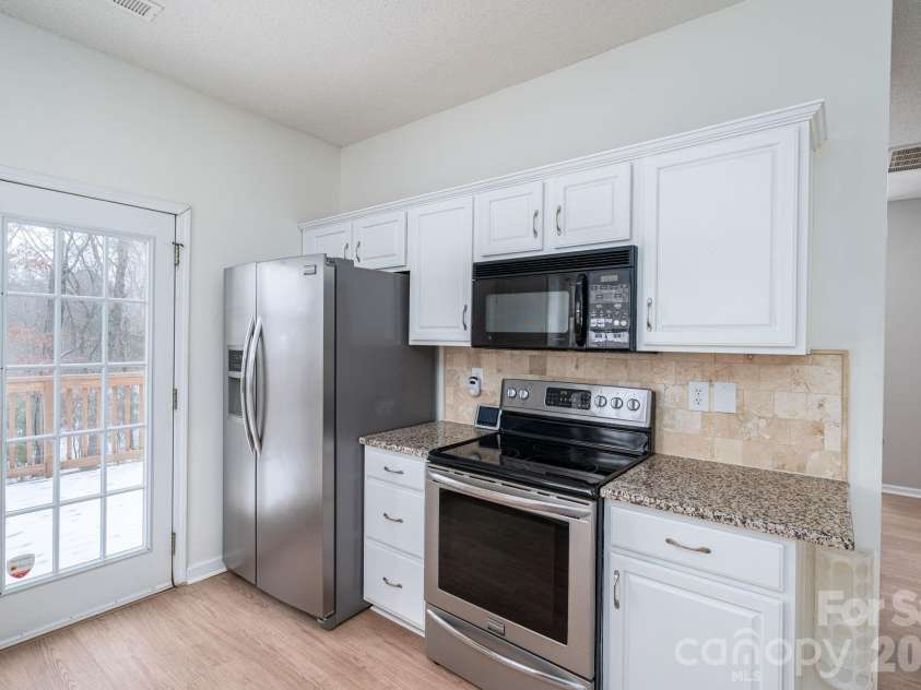 2816 Robyns Glen Drive, Charlotte, NC 28269.  MLS# CAR4340315, YatesRealty ID 12419. Kitchen