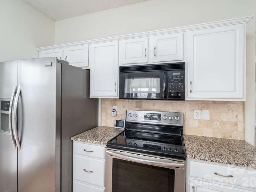 2816 Robyns Glen Drive, Charlotte, NC 28269.  MLS# CAR4340315, YatesRealty ID 12419. Kitchen