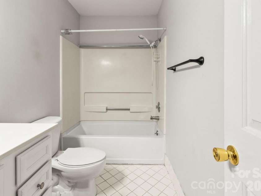 6041 Crape Myrtle Lane, Charlotte, NC 28216.  MLS# CAR4354736, YatesRealty ID 12425. 2nd full bath designed to be handicap accessible 