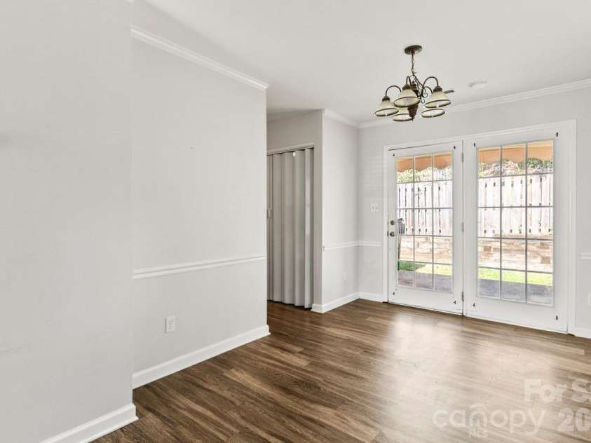6041 Crape Myrtle Lane, Charlotte, NC 28216.  MLS# CAR4354736, YatesRealty ID 12425. Dining Area