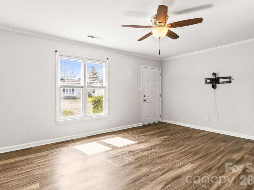 6041 Crape Myrtle Lane, Charlotte, NC 28216.  MLS# CAR4354736, YatesRealty ID 12425. Entry view