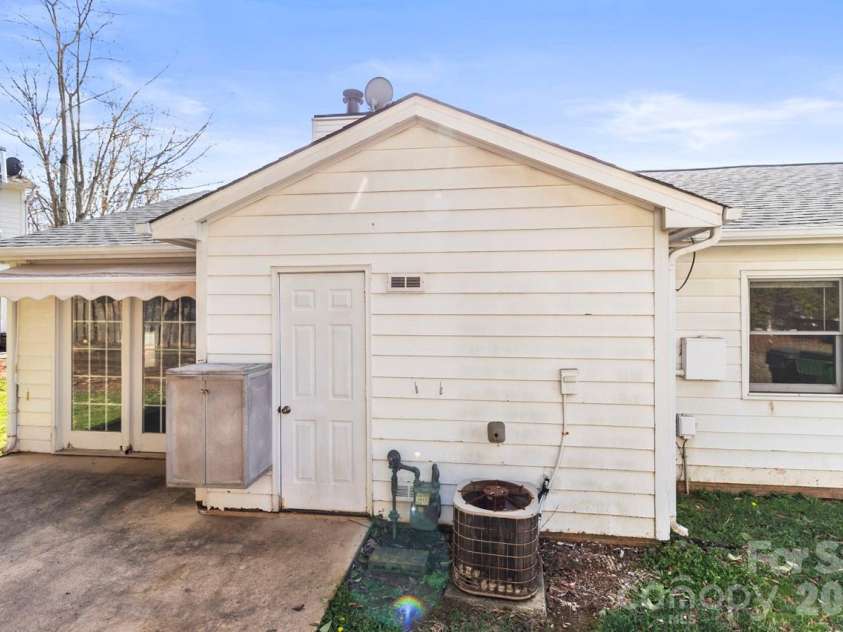 6041 Crape Myrtle Lane, Charlotte, NC 28216.  MLS# CAR4354736, YatesRealty ID 12425. Outside storage