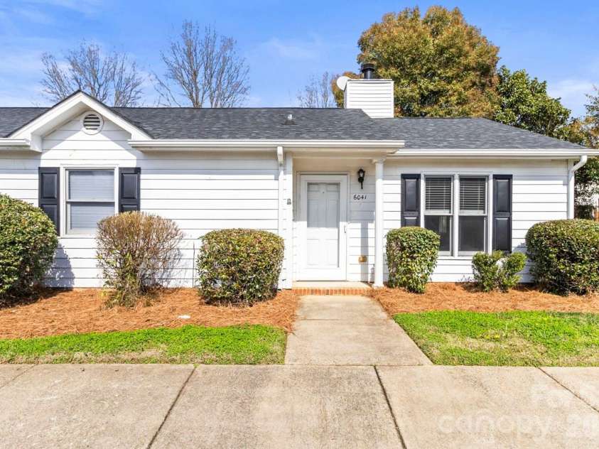 6041 Crape Myrtle Lane, Charlotte, NC 28216.  MLS# CAR4354736, YatesRealty ID 12425. Rare, one level unit