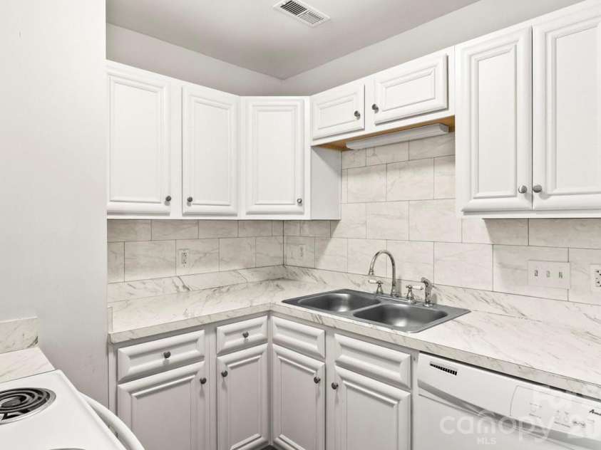 6041 Crape Myrtle Lane, Charlotte, NC 28216.  MLS# CAR4354736, YatesRealty ID 12425. Tile backsplash