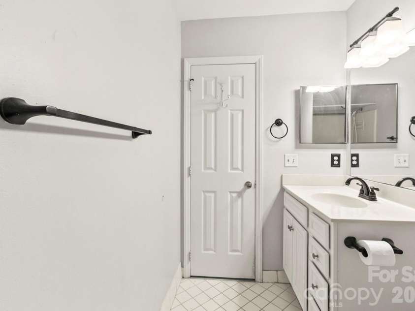 6041 Crape Myrtle Lane, Charlotte, NC 28216.  MLS# CAR4354736, YatesRealty ID 12425. Tile flooring