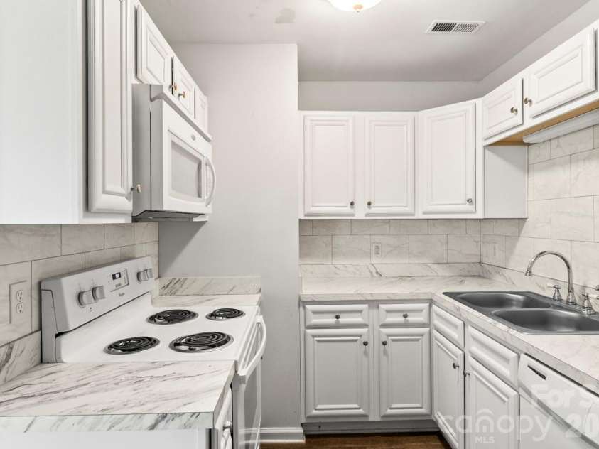 6041 Crape Myrtle Lane, Charlotte, NC 28216.  MLS# CAR4354736, YatesRealty ID 12425. Updated raised panel cabinets in the kitchen