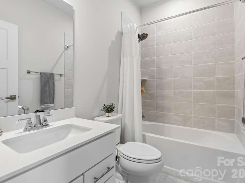 3149 Beeler Lane, Charlotte, NC 28208.  MLS# CAR4352531, YatesRealty ID 12426. Common full bathroom located in the 2nd floor hallway