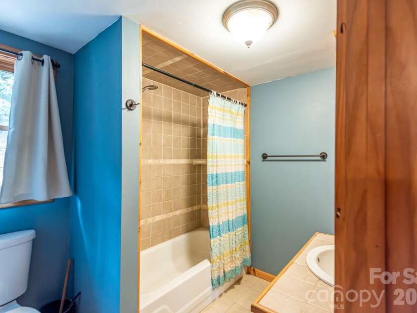 169 Samantha Springs Lane, Elk Park, NC 28622.  MLS# CAR4353245, YatesRealty ID 12428. Bathroom