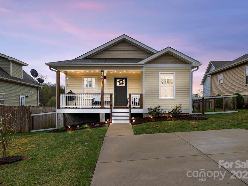 20 Yarrow Meadow Road, Weaverville, NC 28787.  MLS# CAR4241395, YatesRealty ID 12429. 20 Yarrow Meadow in Lillie Farm Cove