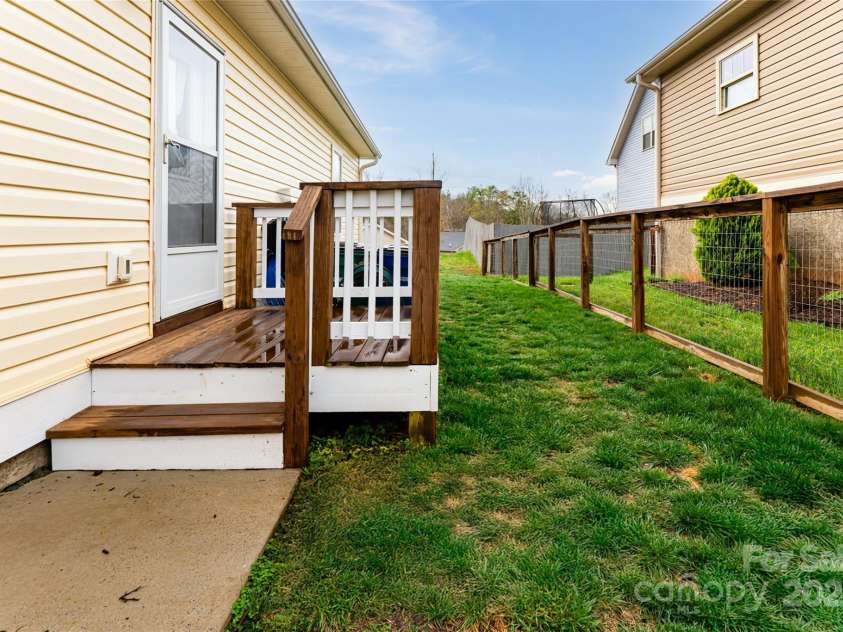 20 Yarrow Meadow Road, Weaverville, NC 28787.  MLS# CAR4241395, YatesRealty ID 12429. Fully Fenced Backyard w Sidedoor Entrance