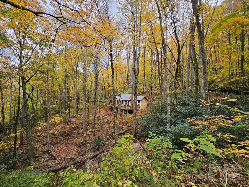 25 Hollow Log Road, Burnsville, NC 28714.  MLS# CAR4327813, YatesRealty ID 1243. 