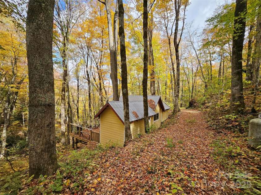 25 Hollow Log Road, Burnsville, NC 28714.  MLS# CAR4327813, YatesRealty ID 1243. 