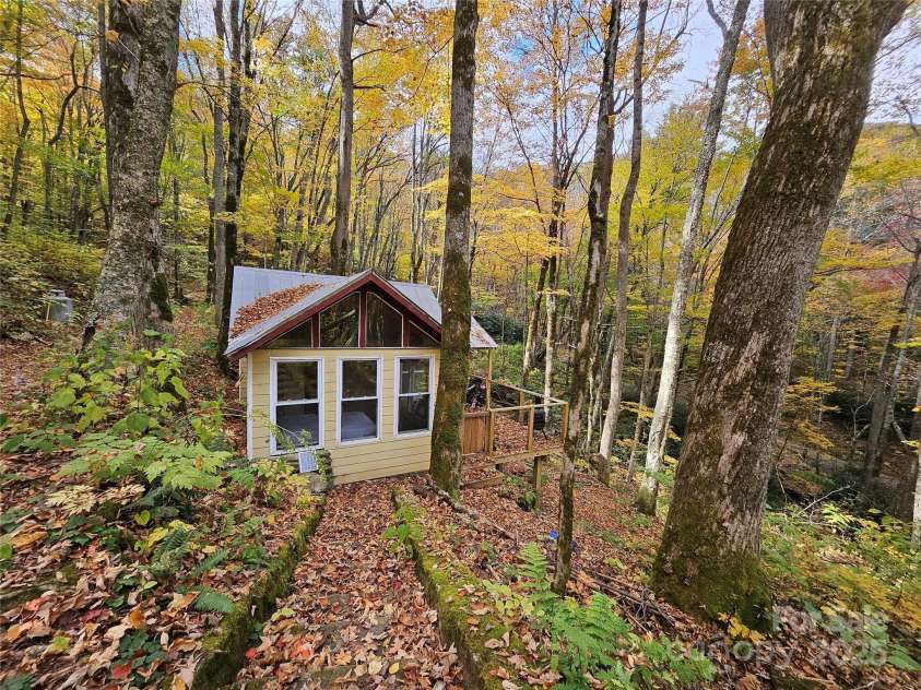 25 Hollow Log Road, Burnsville, NC 28714.  MLS# CAR4327813, YatesRealty ID 1243. 