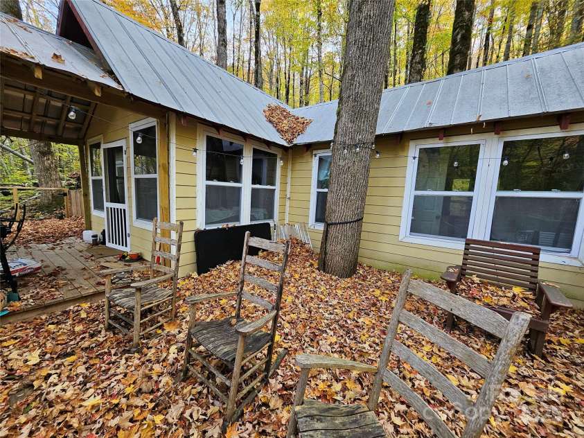25 Hollow Log Road, Burnsville, NC 28714.  MLS# CAR4327813, YatesRealty ID 1243. 