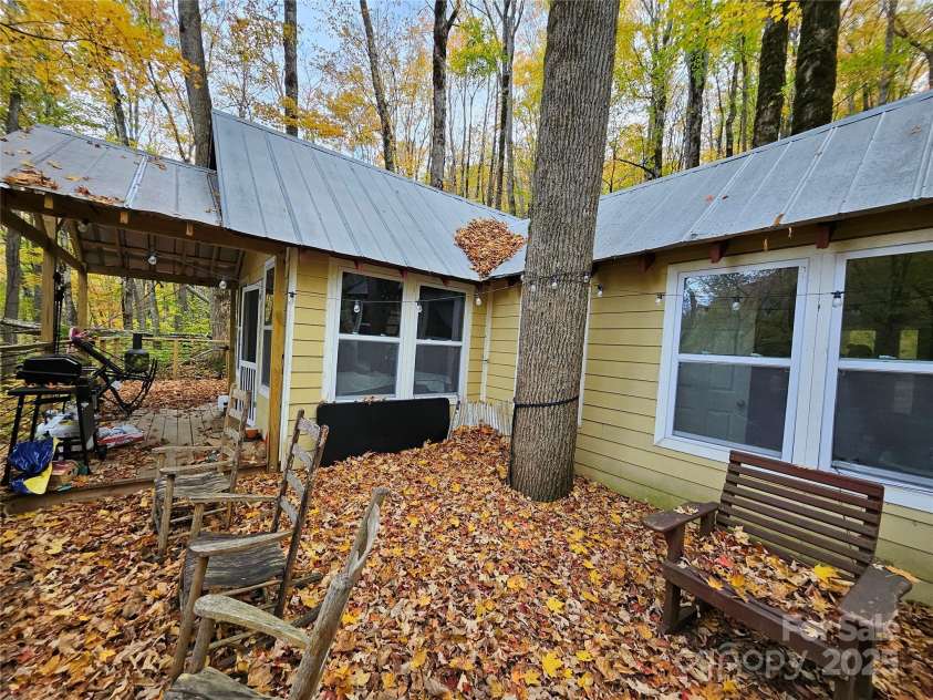 25 Hollow Log Road, Burnsville, NC 28714.  MLS# CAR4327813, YatesRealty ID 1243. 
