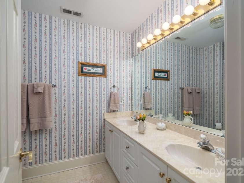 1085 Pinecrest Drive, Rock Hill, SC 29732.  MLS# CAR4313735, YatesRealty ID 12430. Full Bath Upper Level