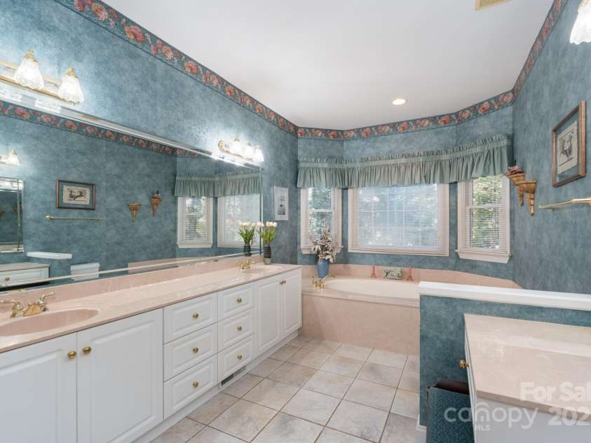 1085 Pinecrest Drive, Rock Hill, SC 29732.  MLS# CAR4313735, YatesRealty ID 12430. Primary Bath