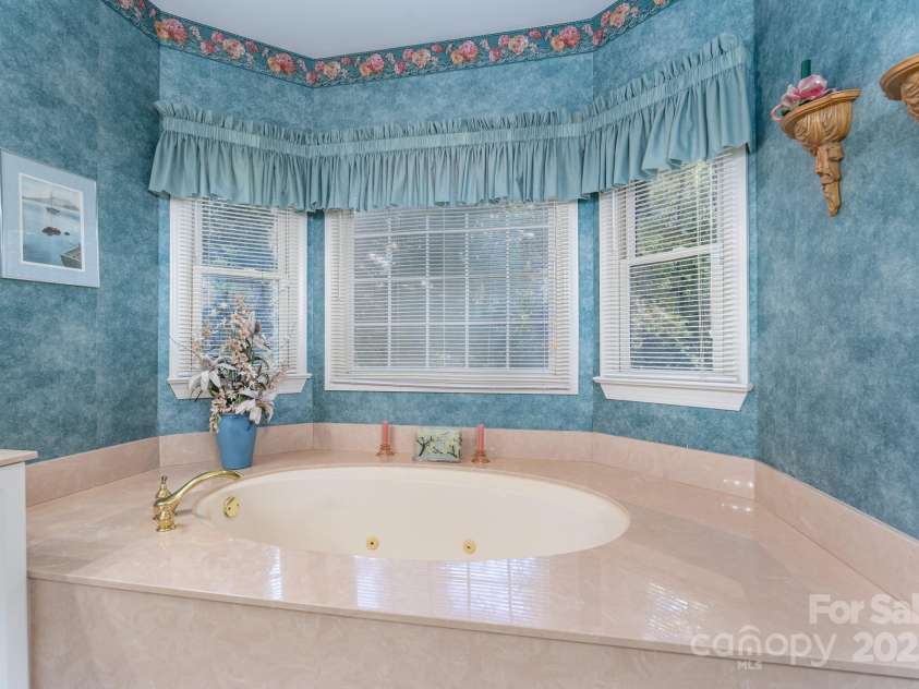 1085 Pinecrest Drive, Rock Hill, SC 29732.  MLS# CAR4313735, YatesRealty ID 12430. Primary Bath