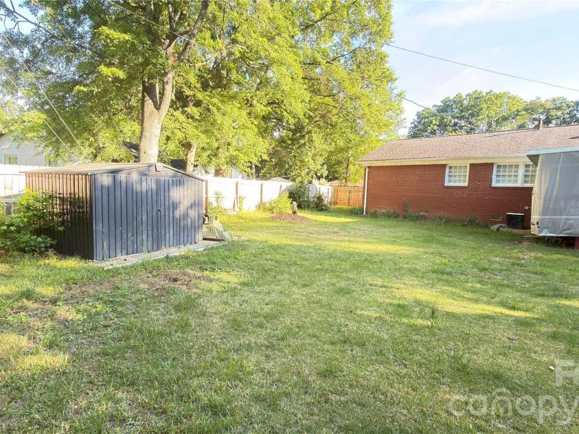 4131 Woodgreen Terrace, Charlotte, NC 28205.  MLS# CAR4369298, YatesRealty ID 12434. 