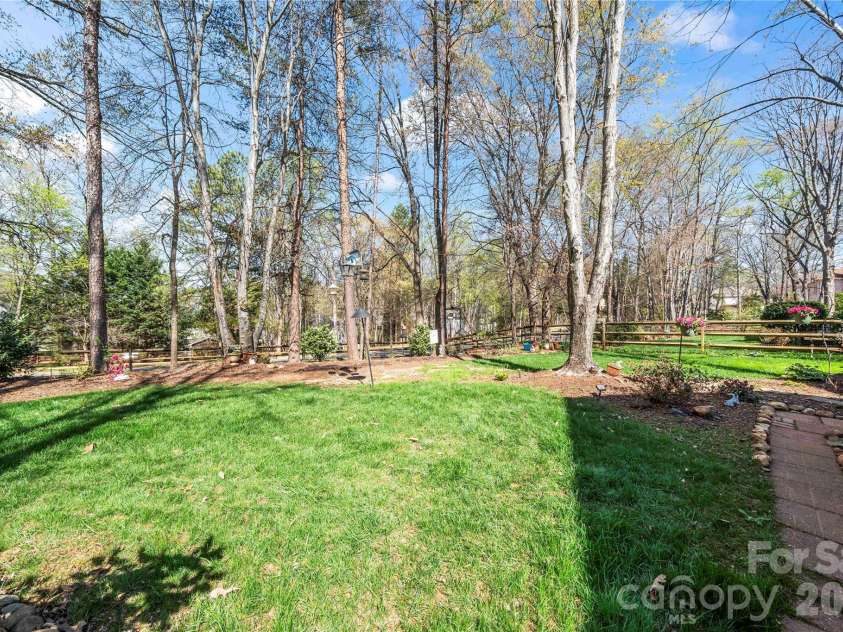 15325 Great Glen Lane, Huntersville, NC 28078.  MLS# CAR4358599, YatesRealty ID 12435. 
