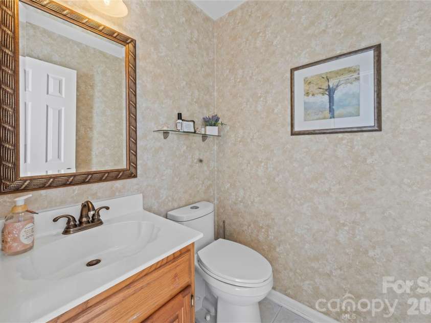 15325 Great Glen Lane, Huntersville, NC 28078.  MLS# CAR4358599, YatesRealty ID 12435. Main level half bath