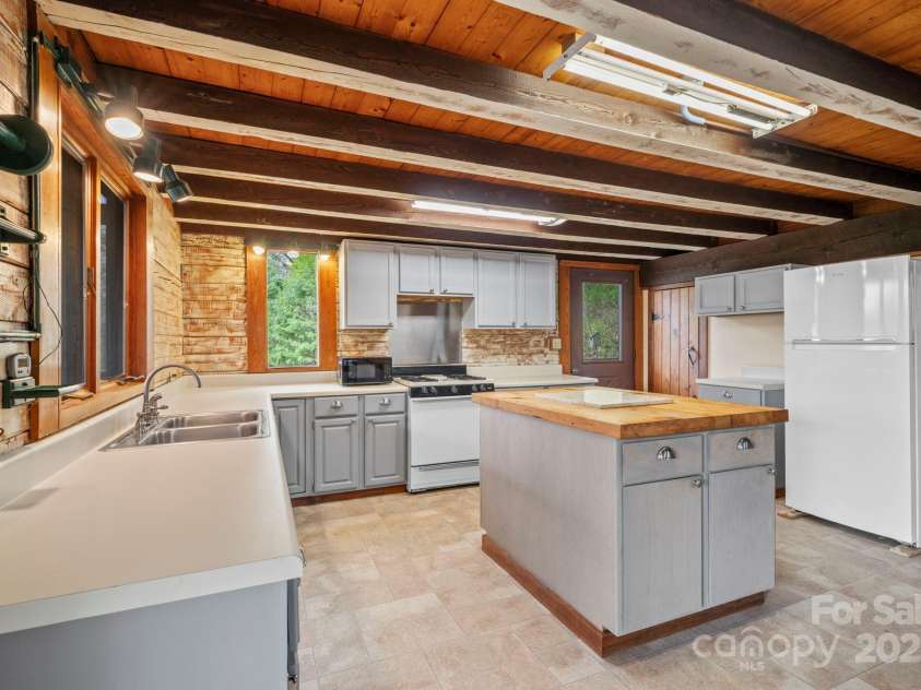 689 Osborne Road, Clyde, NC 28721.  MLS# CAR4250291, YatesRealty ID 12436. 