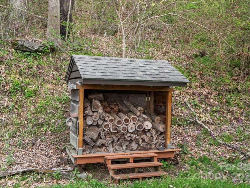 689 Osborne Road, Clyde, NC 28721.  MLS# CAR4250291, YatesRealty ID 12436. 