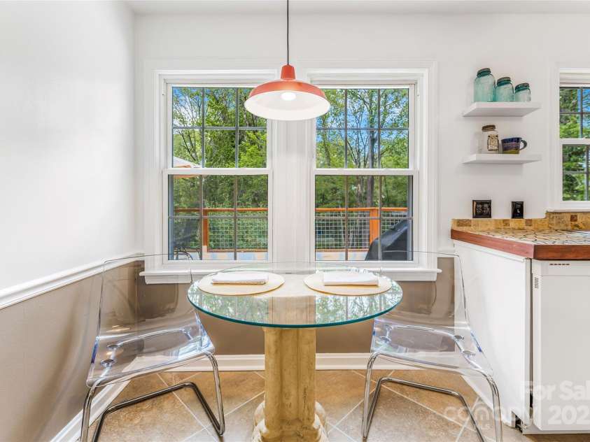 20 Lynnstone Court, Asheville, NC 28805.  MLS# CAR4252560, YatesRealty ID 12438. Kitchen/ Breakfast nook