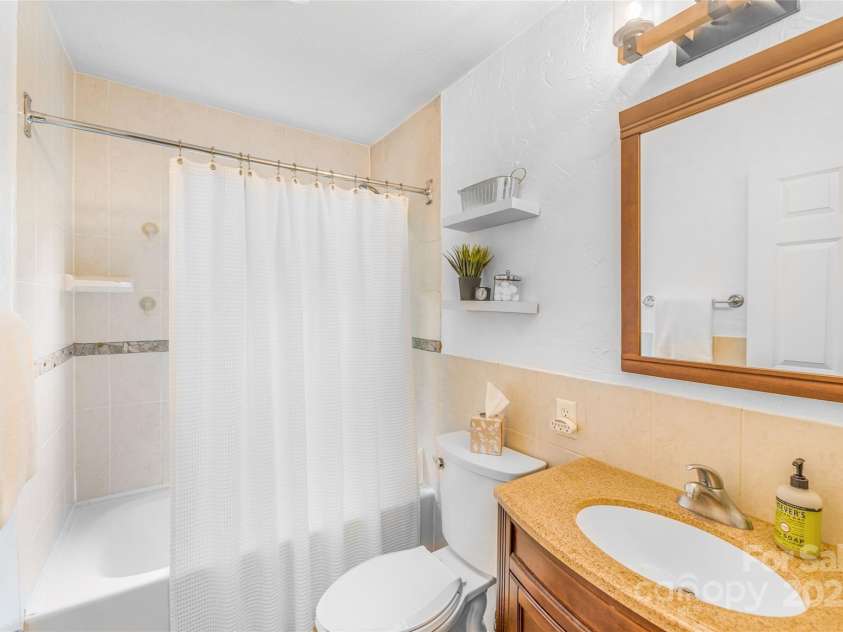 20 Lynnstone Court, Asheville, NC 28805.  MLS# CAR4252560, YatesRealty ID 12438. Primary Bath