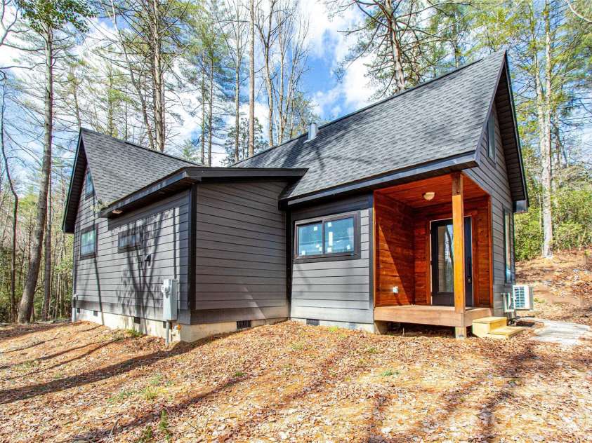 261 Maga Lane, Brevard, NC 28712.  MLS# CAR4356969, YatesRealty ID 12440. 