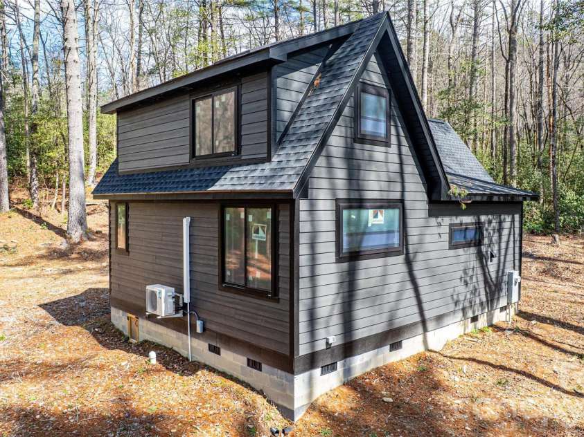 261 Maga Lane, Brevard, NC 28712.  MLS# CAR4356969, YatesRealty ID 12440. 