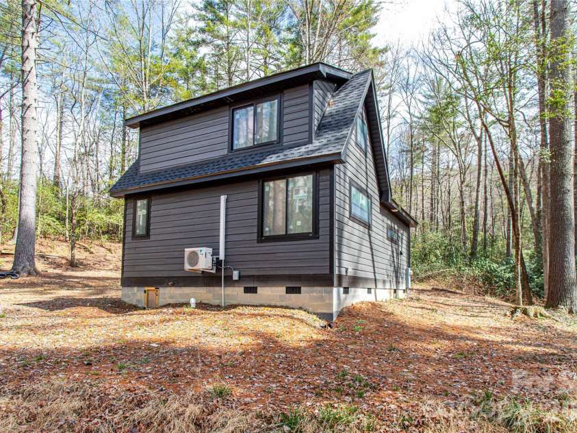 261 Maga Lane, Brevard, NC 28712.  MLS# CAR4356969, YatesRealty ID 12440. 