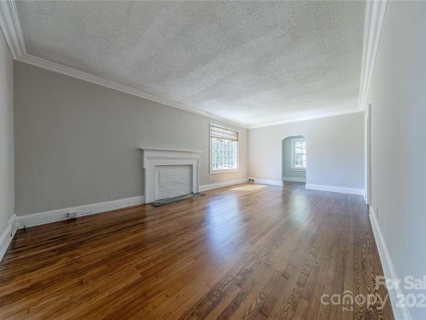 8 Bolt Drive, Shelby, NC 28150.  MLS# CAR4303322, YatesRealty ID 12440. Detailed Crown Moulding