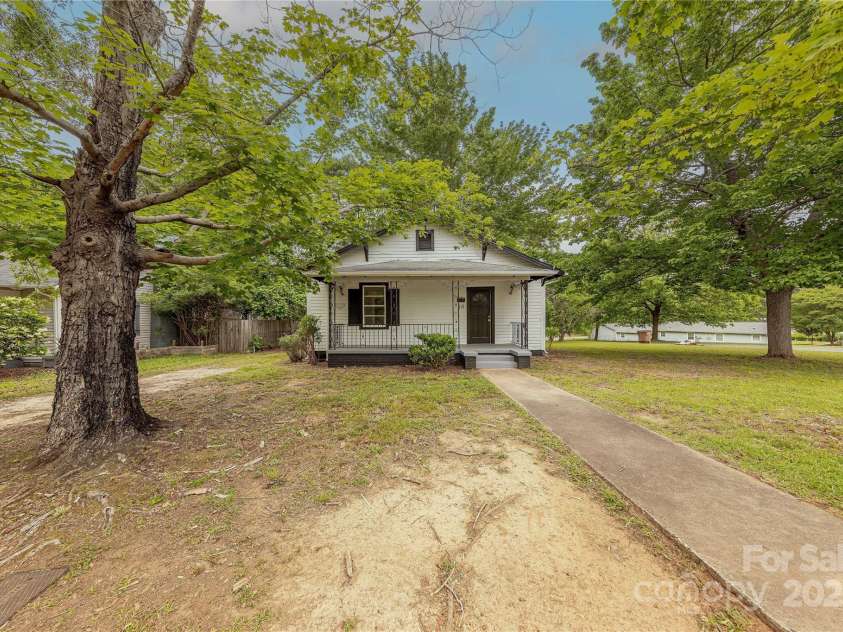 10 Bolt Drive, Shelby, NC 28150.  MLS# CAR4256256, YatesRealty ID 12441. Corner Lot