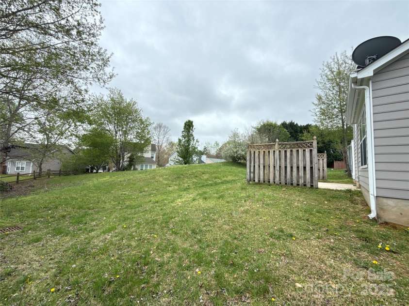 10400 Brawley Lane, Charlotte, NC 28215.  MLS# CAR4243290, YatesRealty ID 12452. 