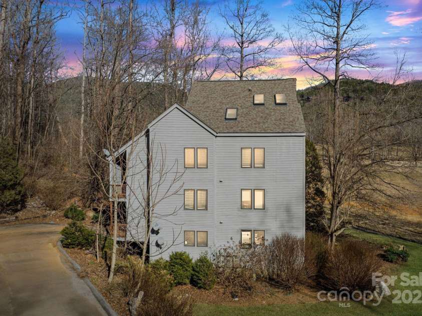 299 Blue Ridge Drive, Marion, NC 28752.  MLS# CAR4227374, YatesRealty ID 12453. 