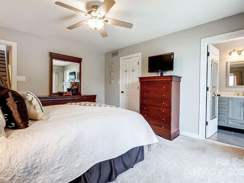 14021 Queens Harbor Road, Charlotte, NC 28278.  MLS# CAR4222497, YatesRealty ID 12458. 