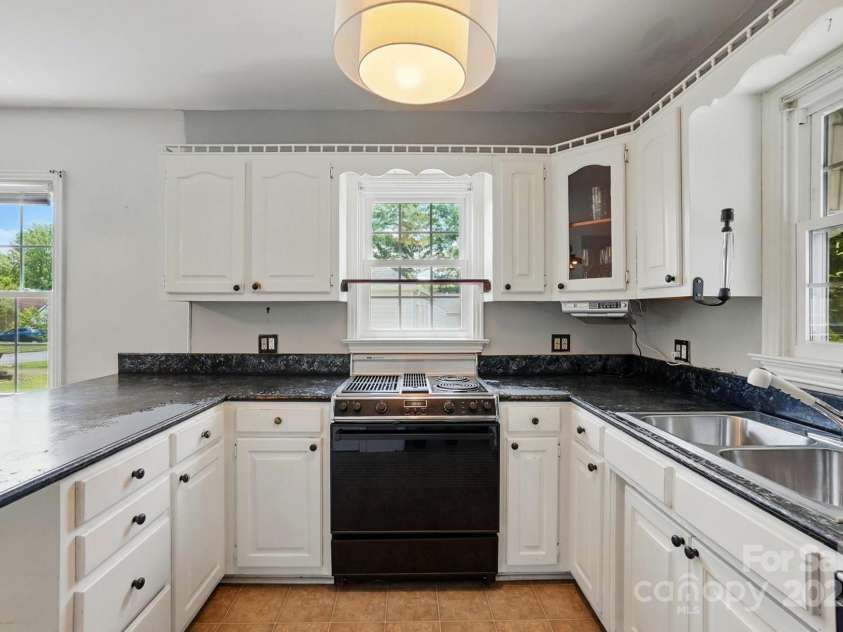 604 Meadowbrook Road, Kings Mountain, NC 28086.  MLS# CAR4255699, YatesRealty ID 12460. 