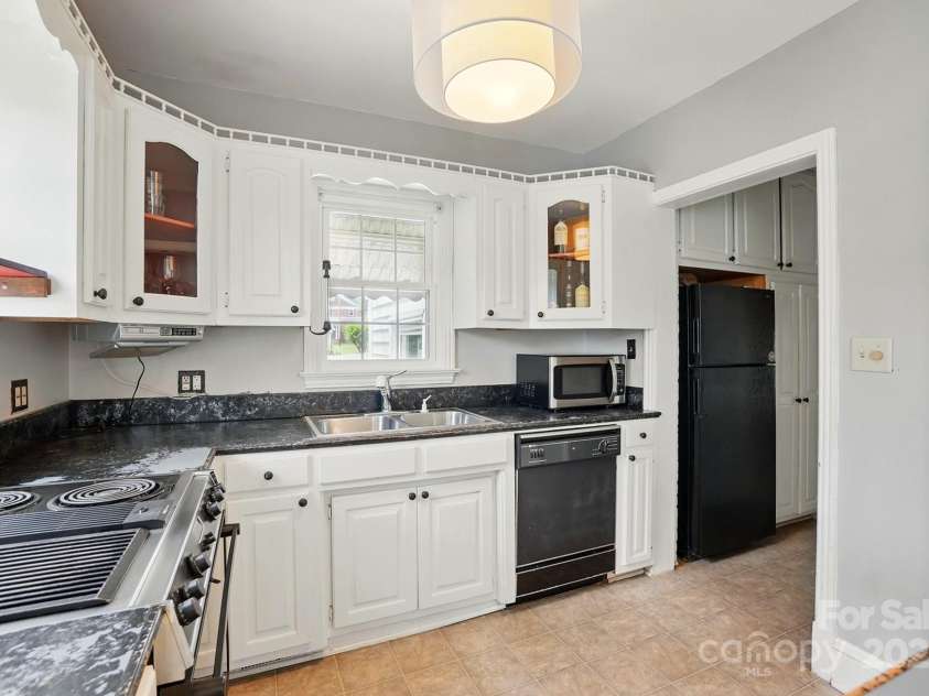 604 Meadowbrook Road, Kings Mountain, NC 28086.  MLS# CAR4255699, YatesRealty ID 12460. 