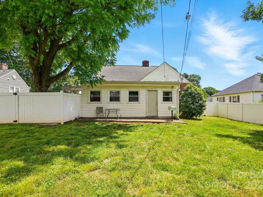 604 Meadowbrook Road, Kings Mountain, NC 28086.  MLS# CAR4255699, YatesRealty ID 12460. 