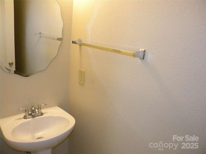 391 Morning Dew Drive, Concord, NC 28025.  MLS# CAR4249580, YatesRealty ID 12465. First Floor Half Bath