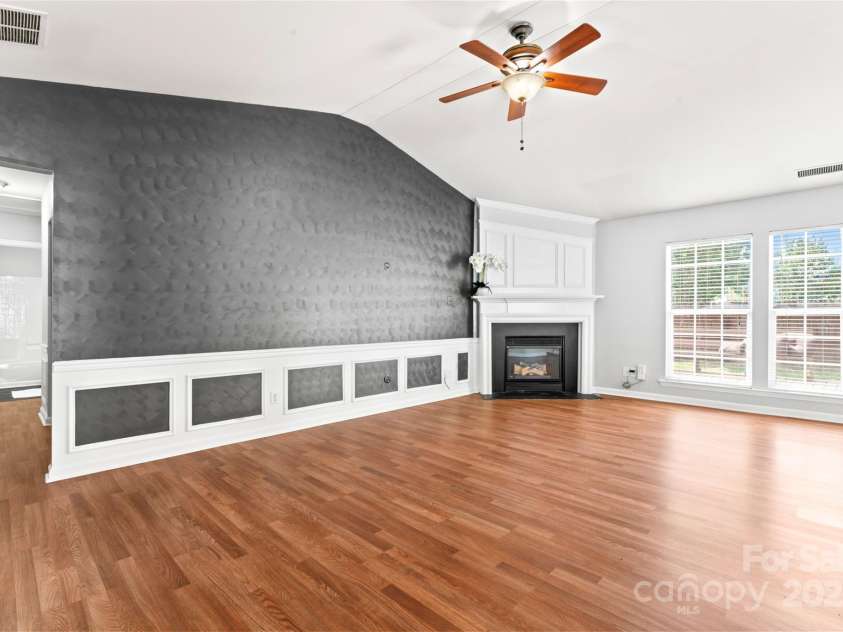 8309 Shinkansen Drive, Charlotte, NC 28213.  MLS# CAR4256523, YatesRealty ID 12469. Custom paint and molding